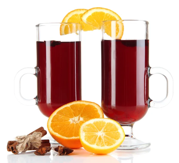 Glühwein met sinaasappels en specerijen geïsoleerd op wit — Stockfoto