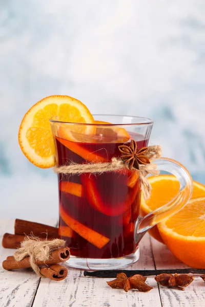Mulled wine with oranges and spices on table on bright background — Stock Photo, Image