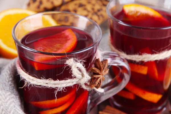 Mulled wine with orange and spices on table close up — Stock Photo, Image