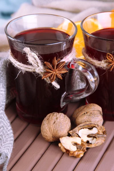 Vino caliente con naranja y nueces en la mesa de cerca — Foto de Stock