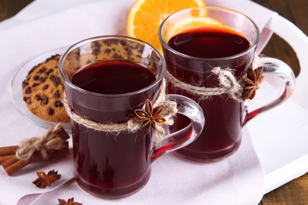 Mulled wine with oranges on table close up — Stock Photo, Image