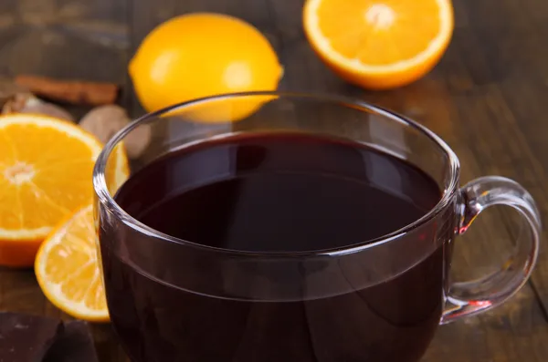 Svařené víno s pomerančem a koření na dřevěné pozadí — Stock fotografie