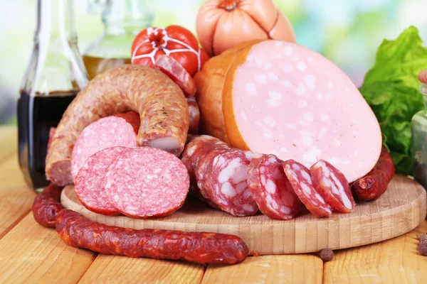 Salsichas diferentes na mesa de madeira no fundo natural — Fotografia de Stock