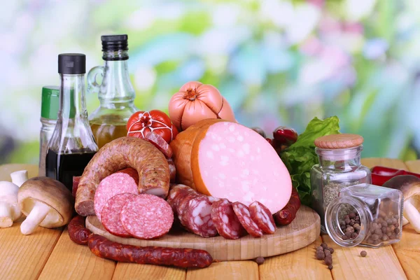 Salsichas diferentes na mesa de madeira no fundo natural — Fotografia de Stock