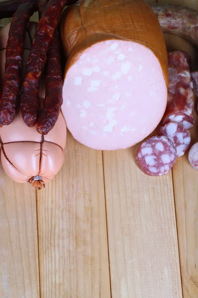 Différentes saucisses sur table en bois close-up — Photo