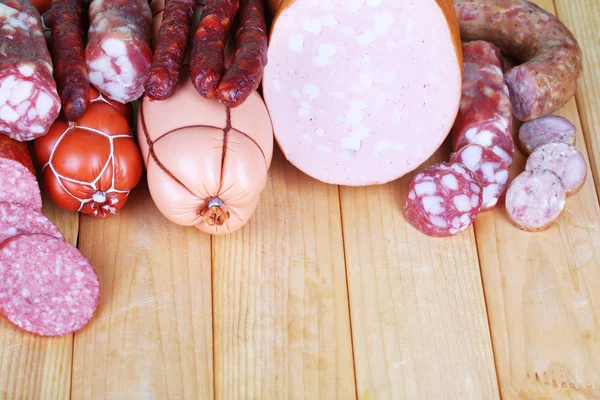 Salsichas diferentes em mesa de madeira close-up — Fotografia de Stock