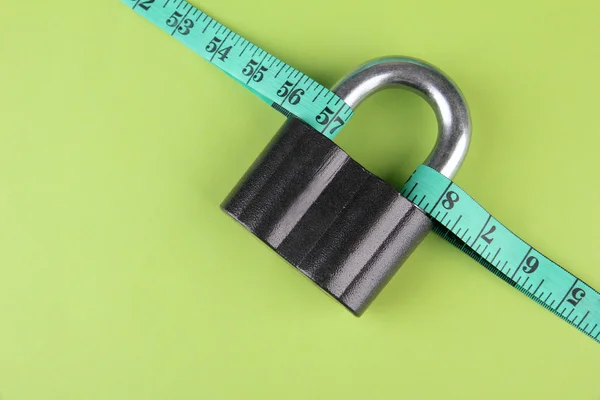 Conceptual photo of unlocking secret of weight loss. On color background — Stock Photo, Image