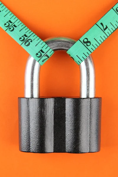 Conceptuele foto van ontsluiten geheim van verlies van het gewicht. op kleur achtergrond — Stockfoto