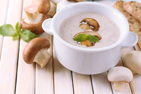 生理用ナプキン、木製の背景上に白の鍋にマッシュ ルーム スープ — ストック写真
