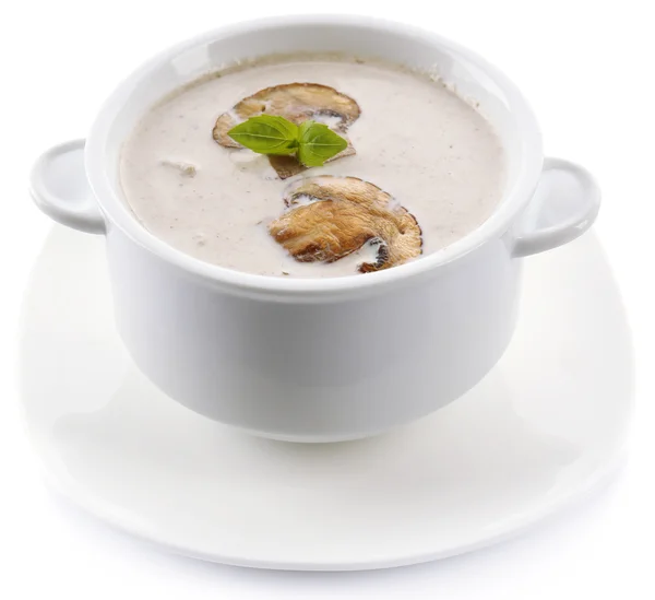 Soupe aux champignons dans un bol blanc, dans une assiette, isolée sur du blanc — Photo