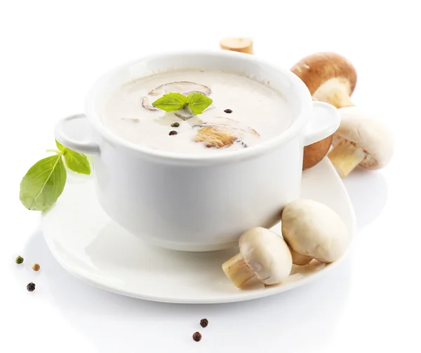 Sopa de champiñones en tazón blanco, en plato, aislado en blanco — Foto de Stock