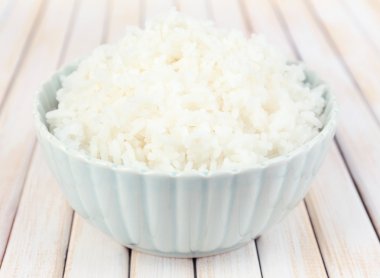 pişmiş pirinç kase ahşap zemin üzerinde