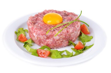 lezzetli biftek tartare ile sarısı üzerine beyaz izole plaka üzerinde