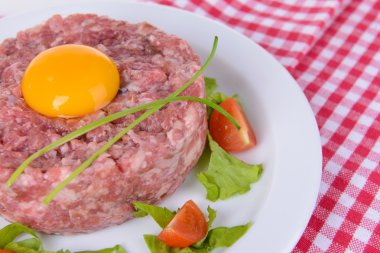 lezzetli biftek tartare ile sarısı plaka üzerinde tablo yakın çekim