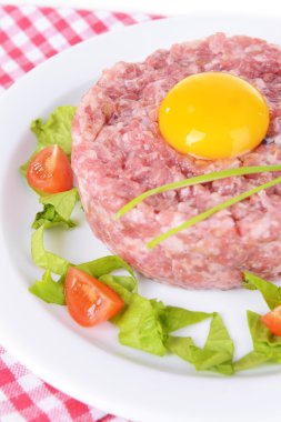 lezzetli biftek tartare ile sarısı plaka üzerinde tablo yakın çekim