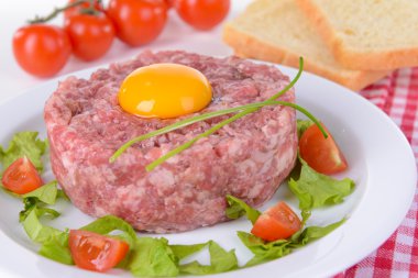 lezzetli biftek tartare ile sarısı plaka üzerinde tablo yakın çekim