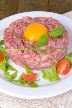 lezzetli biftek tartare ile sarısı plaka üzerinde tablo yakın çekim