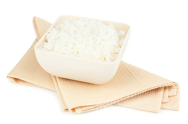 Приготований рис у мисці на серветці ізольований на білому — стокове фото