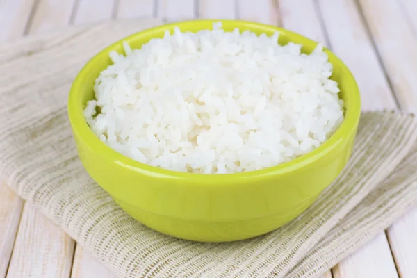 나무 배경에 그릇에 쌀을 조리 — 스톡 사진