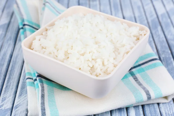 Kokt ris i skål på trä bakgrund — Stockfoto