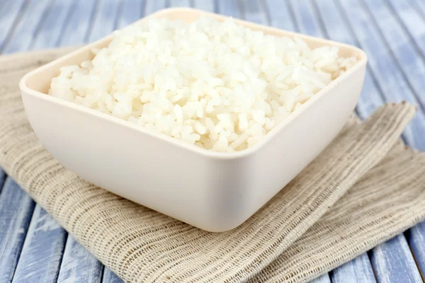Варёный рис в миске на деревянном фоне — стоковое фото