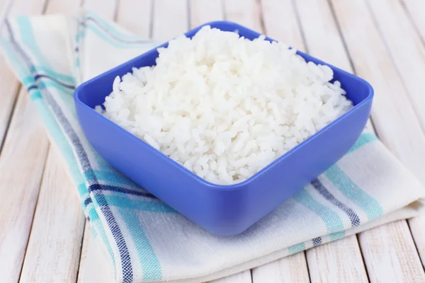 Pişmiş pirinç kase ahşap zemin üzerinde — Stok fotoğraf