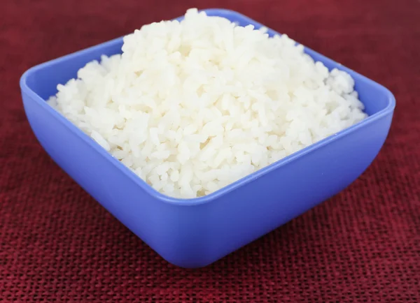 Приготований рис в мисці на столі крупним планом — стокове фото