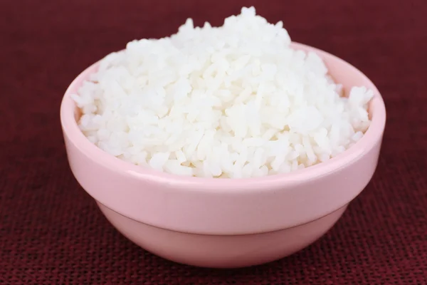 Arroz cozido em tigela na mesa de perto — Fotografia de Stock