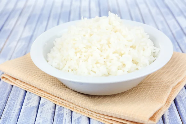 나무 배경에 그릇에 쌀을 조리 — 스톡 사진