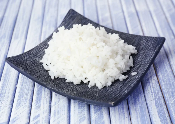 Варёный рис на деревянном столе — стоковое фото