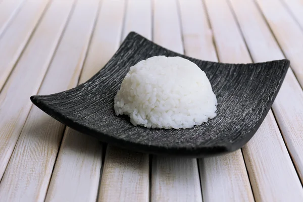 煮好的米饭，木制的桌子上 — 图库照片