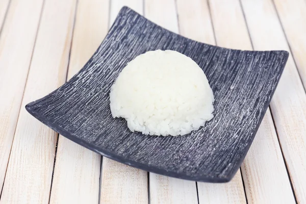 Ahşap masa üzerinde pişmiş pirinç — Stok fotoğraf