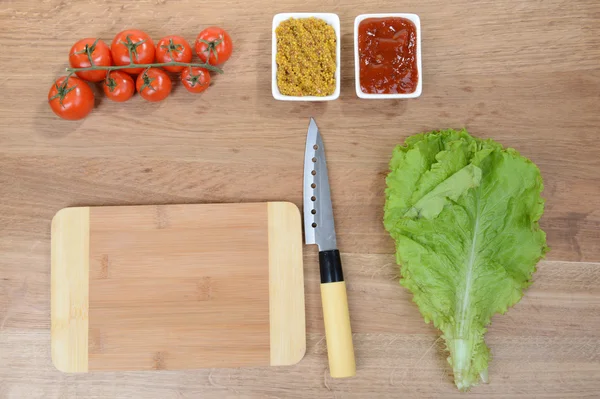 Produtos diferentes na mesa de cozinha close-up — Fotografia de Stock