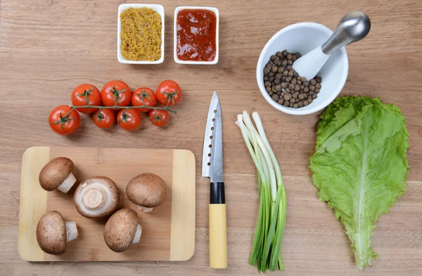 Produtos diferentes na mesa de cozinha close-up — Fotografia de Stock