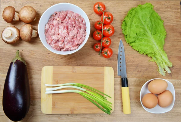 Produtos diferentes na mesa de cozinha close-up — Fotografia de Stock