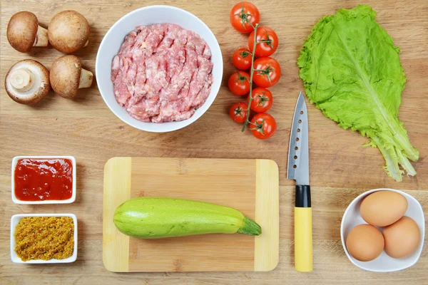 Produtos diferentes na mesa de cozinha close-up — Fotografia de Stock