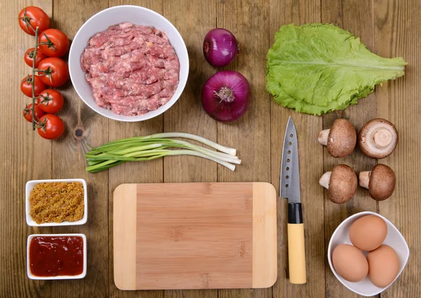 Produtos diferentes na mesa de cozinha close-up — Fotografia de Stock