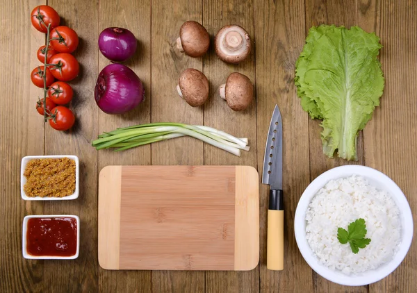 Verschillende producten op keuken tabel close-up — Stockfoto