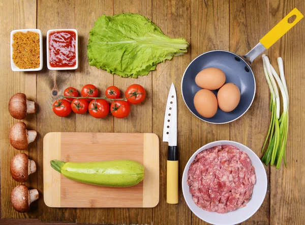 Diferentes productos en primer plano de la mesa de cocina — Foto de Stock