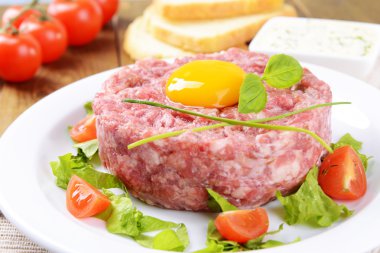 lezzetli biftek tartare ile sarısı plaka üzerinde tablo yakın çekim