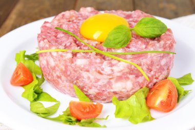 lezzetli biftek tartare ile sarısı plaka üzerinde tablo yakın çekim