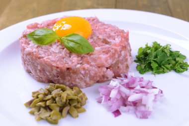 lezzetli biftek tartare ile sarısı plaka üzerinde tablo yakın çekim