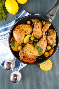 ev yapımı tavuk ızgara sebzeler üzerinde ahşap arka plan üzerinde tava