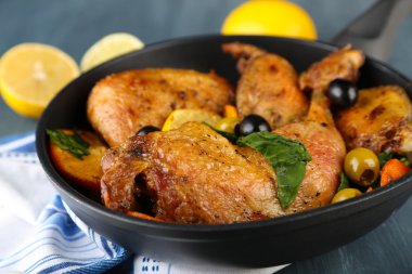 ev yapımı tavuk ızgara sebzeler üzerinde ahşap arka plan üzerinde tava