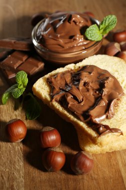 Çikolatalı fındık ahşap zemin üzerine yayılmış sweet ile ekmek