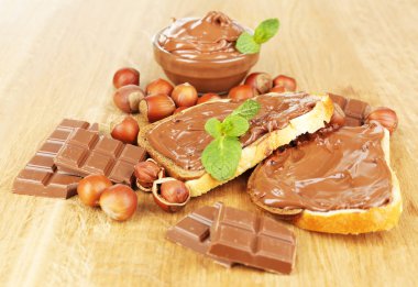 Çikolatalı fındık ahşap zemin üzerine yayılmış sweet ile ekmek