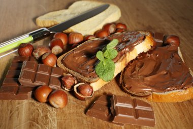 Çikolatalı fındık ahşap zemin üzerine yayılmış sweet ile ekmek