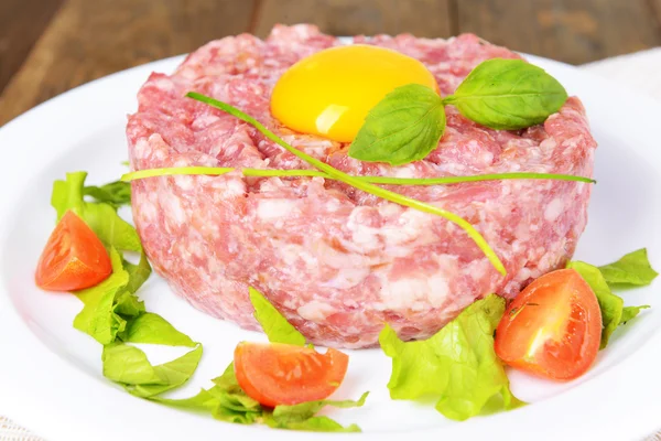 lezzetli biftek tartare ile sarısı plaka üzerinde tablo yakın çekim