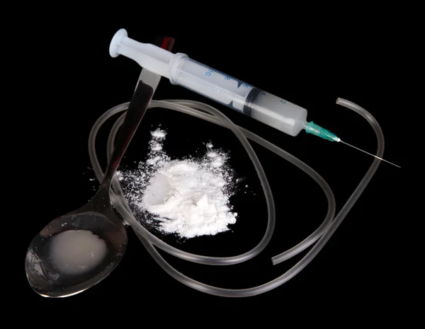 勺子和注射器在黑色背景上的海洛因 — 图库照片
