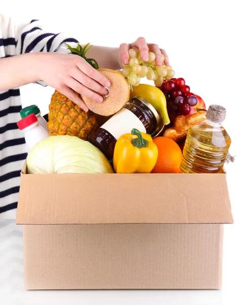 Menschen machen Produkte aus Schachtel isoliert auf weiß — Stockfoto